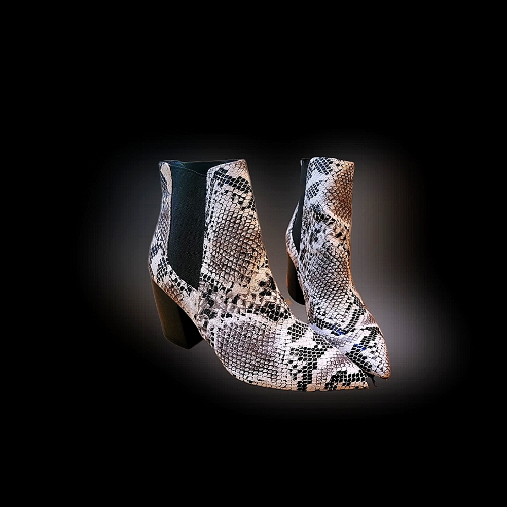Pointed Toe Snakeskin Chelsea Boots Size 8